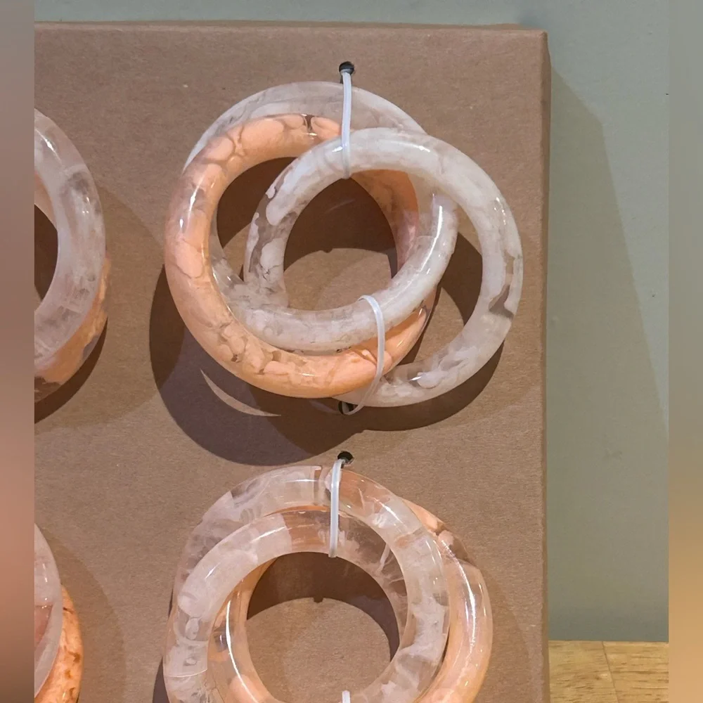 TAHARI Home Box Set of 4 White & Peach Interlocking Circular Napkin Rings